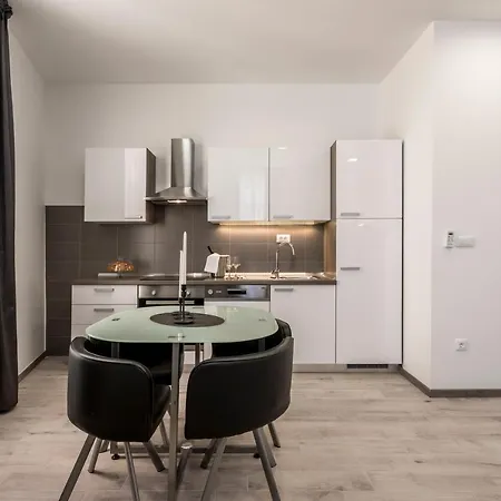 Apartment & Unicus I, Ii, Iii In Center Split