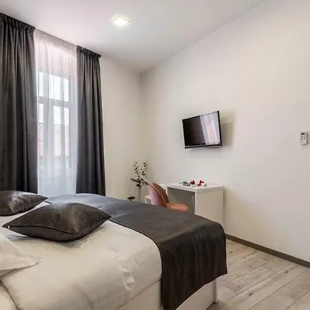 Apartment & Unicus I, Ii, Iii In Center *